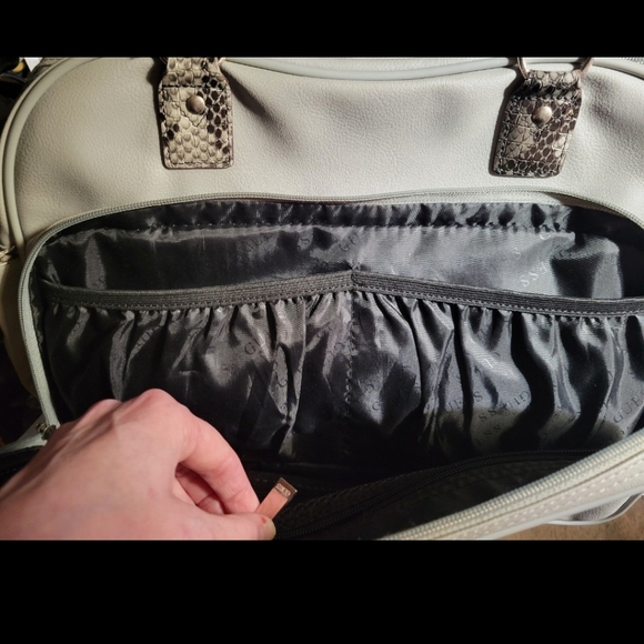 Guess Overnight Diaper/Travel/Gym Bag Tote - Picture 5 of 12